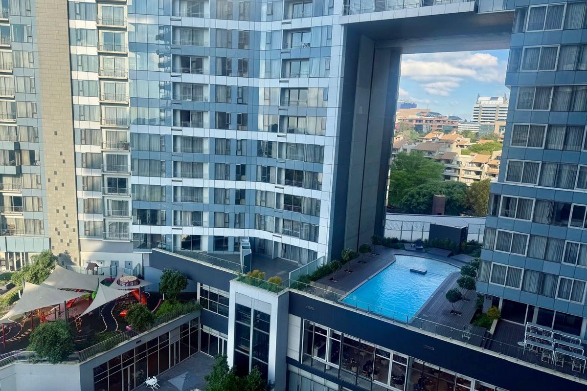 A 1 Bed, 1 Bath Apartment that enjoys natural light, a perfect lock-up & go in a secure building - Photo 4