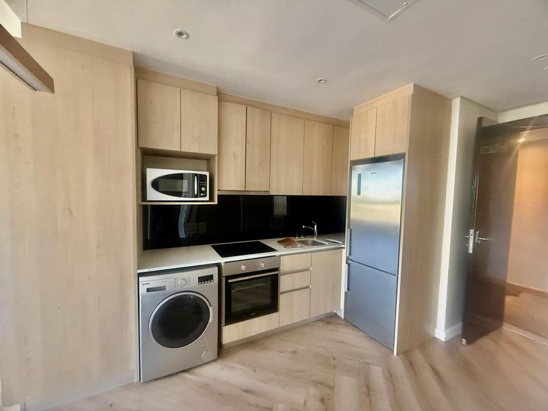 A 1 Bed, 1 Bath Apartment that enjoys natural light, a perfect lock-up & go in a secure building - Photo 6