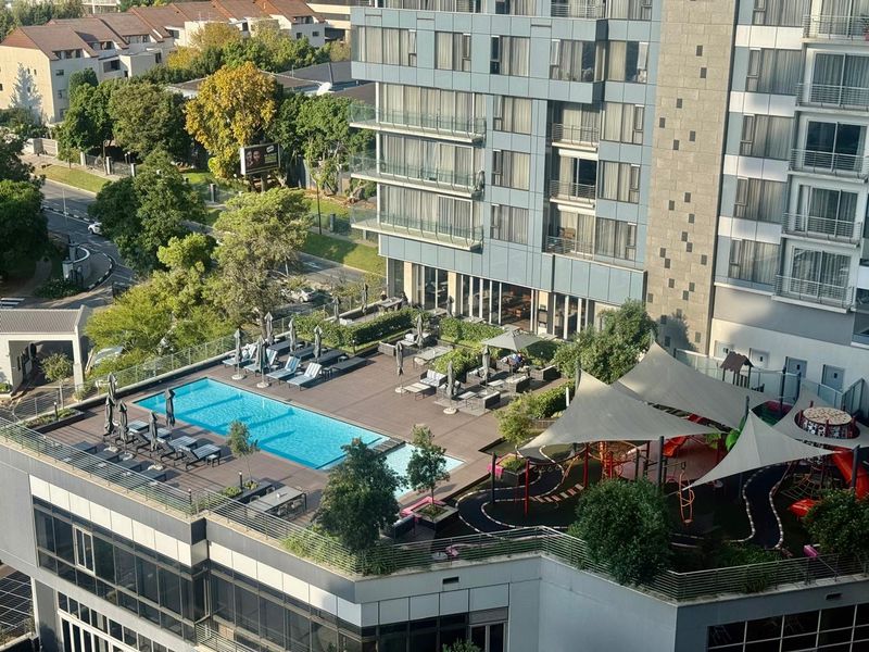 A 1 Bed, 1 Bath Apartment that enjoys natural light, a perfect lock-up & go in a secure building - Photo 2