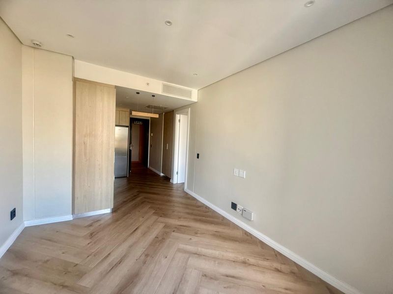 A 1 Bed, 1 Bath Apartment that enjoys natural light, a perfect lock-up & go in a secure building - Photo 8