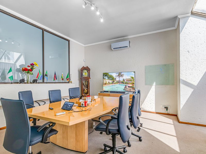 The prestige of Sandton with the soul of Rivonia." - Photo 10