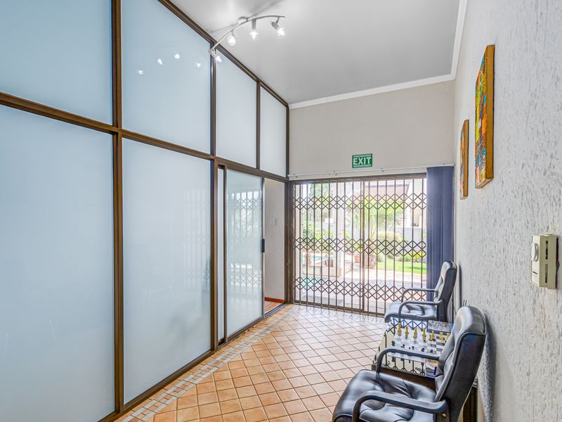 The prestige of Sandton with the soul of Rivonia." - Photo 9