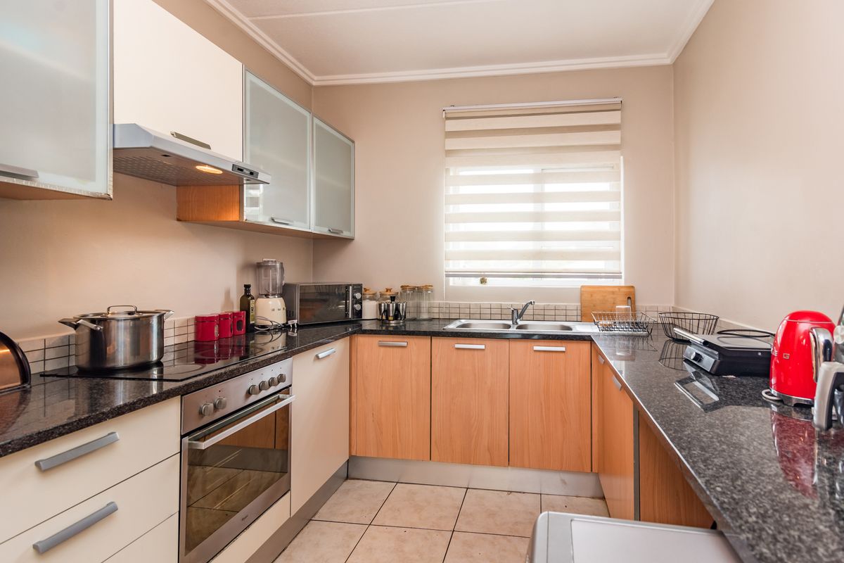 Spacious 2-Bedroom Apartment with Sunny Balcony & 24-Hour Security – Ferndale - Photo 5