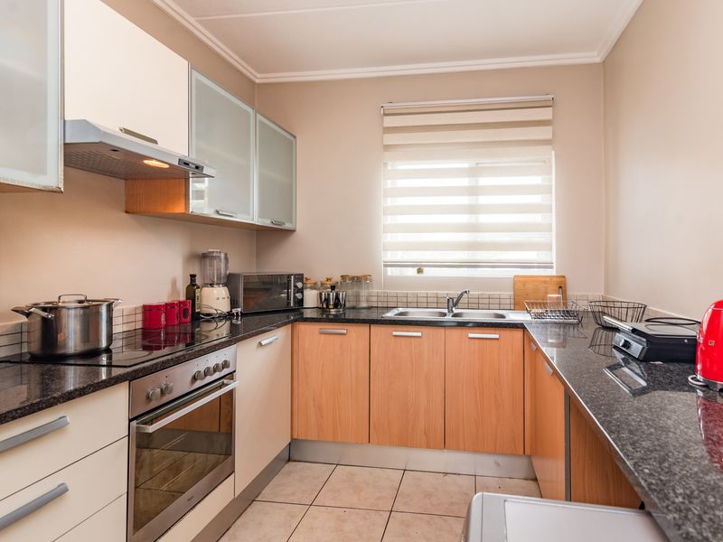 Spacious 2-Bedroom Apartment with Sunny Balcony & 24-Hour Security – Ferndale - Photo 5