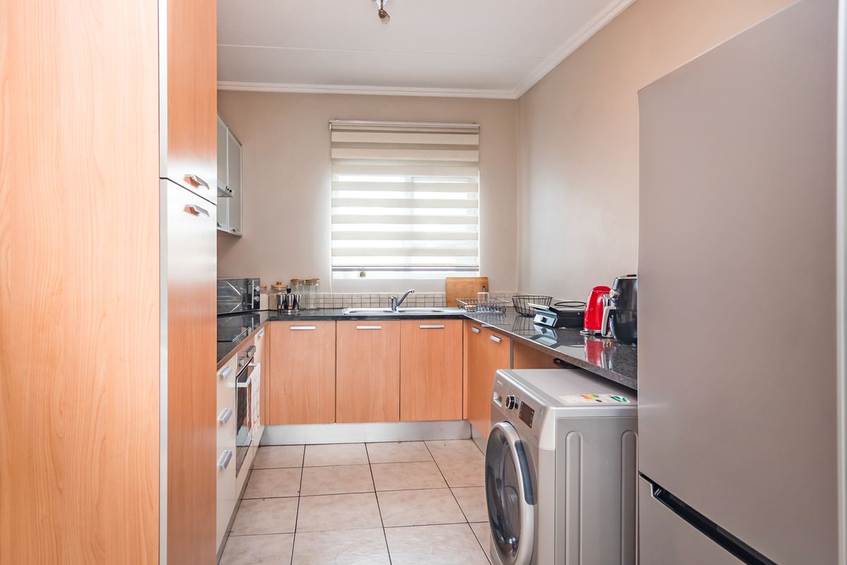 Spacious 2-Bedroom Apartment with Sunny Balcony & 24-Hour Security – Ferndale - Photo 3