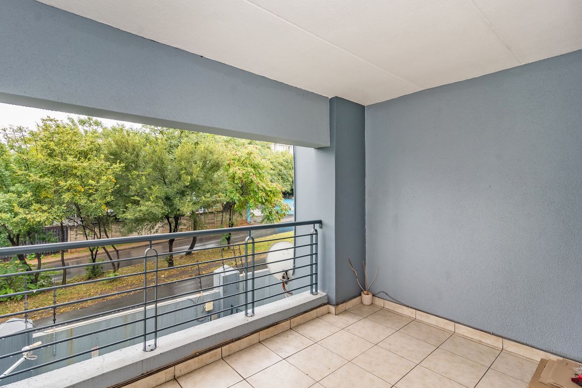 Spacious 2-Bedroom Apartment with Sunny Balcony & 24-Hour Security – Ferndale - Photo 2