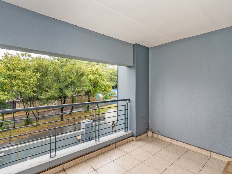 Spacious 2-Bedroom Apartment with Sunny Balcony & 24-Hour Security – Ferndale - Photo 2