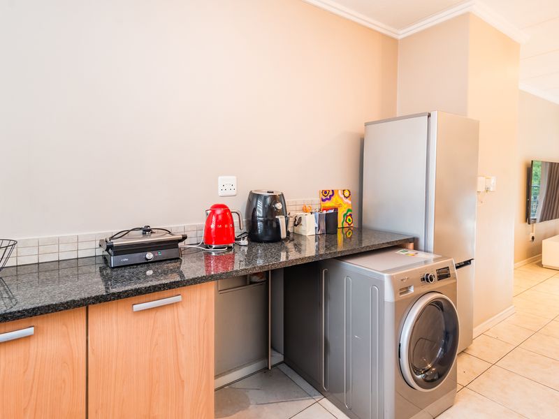 Spacious 2-Bedroom Apartment with Sunny Balcony & 24-Hour Security – Ferndale - Photo 8