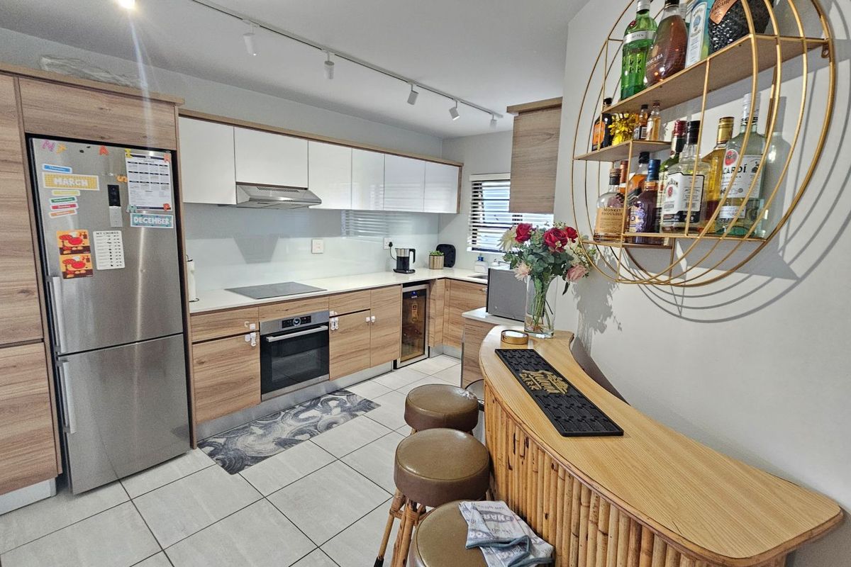 3 Bed, 2 Bath Garden Apartment- Waterfall - Photo 2