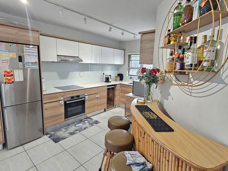 3 Bed, 2 Bath Garden Apartment- Waterfall - Photo 2