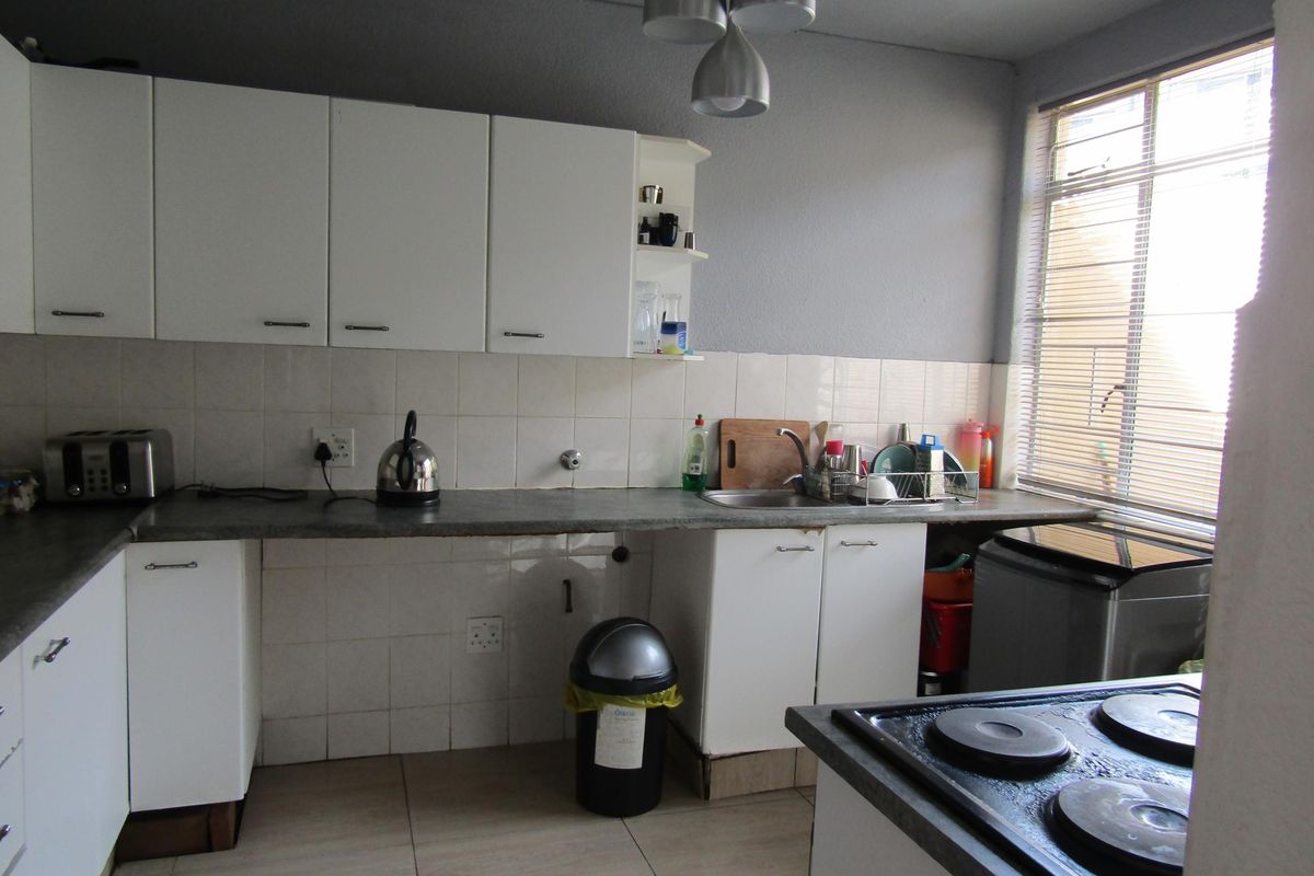 Apartment For Sale In Johannesburg - Photo 4