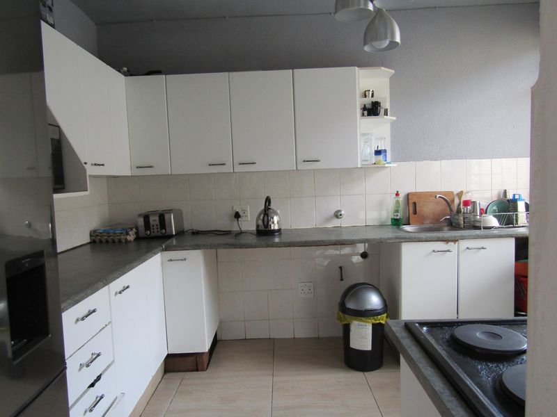 Apartment For Sale In Johannesburg - Photo 5