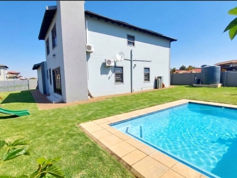 Stylish Freehold Family Home in a Secure Estate with Private Pool & Entertainment Living - Photo 4