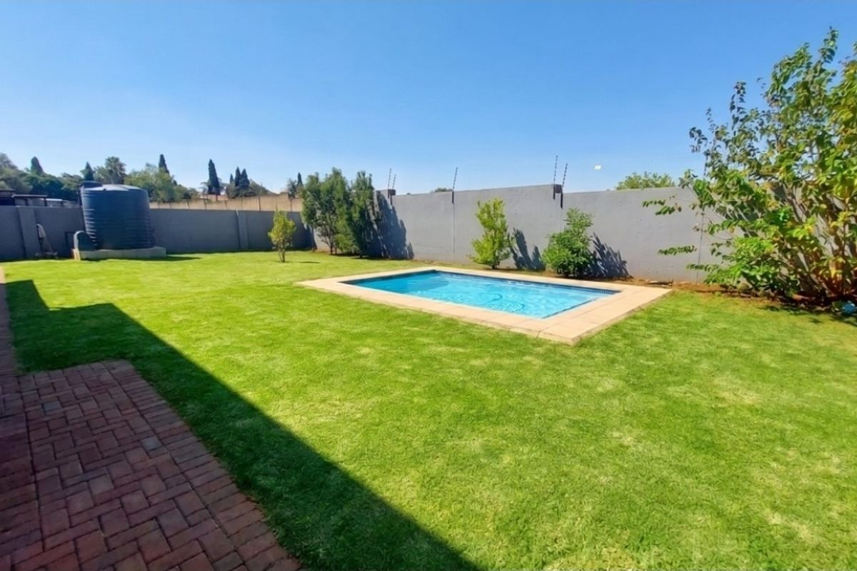 Stylish Freehold Family Home in a Secure Estate with Private Pool & Entertainment Living - Photo 5