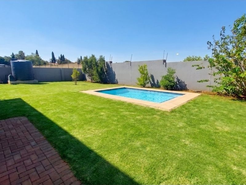 Stylish Freehold Family Home in a Secure Estate with Private Pool & Entertainment Living - Photo 5