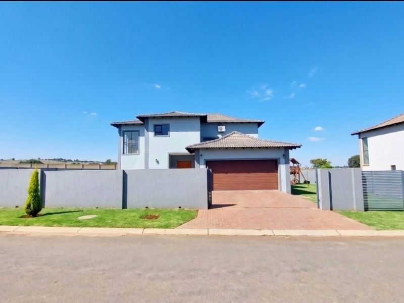 Stylish Freehold Family Home in a Secure Estate with Private Pool & Entertainment Living - Photo 3