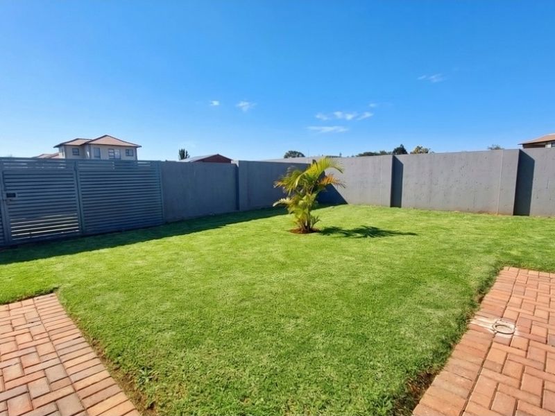 Stylish Freehold Family Home in a Secure Estate with Private Pool & Entertainment Living - Photo 6