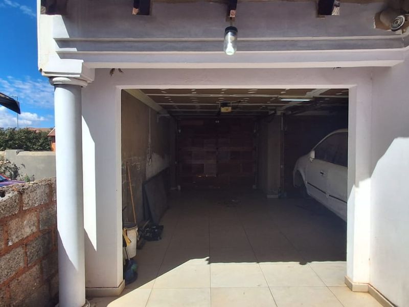 Family home - 4 Bedroom House For Sale in Protea Glen Ext11 - Photo 3