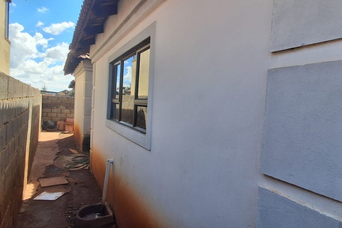 Family home - 4 Bedroom House For Sale in Protea Glen Ext11 - Photo 5