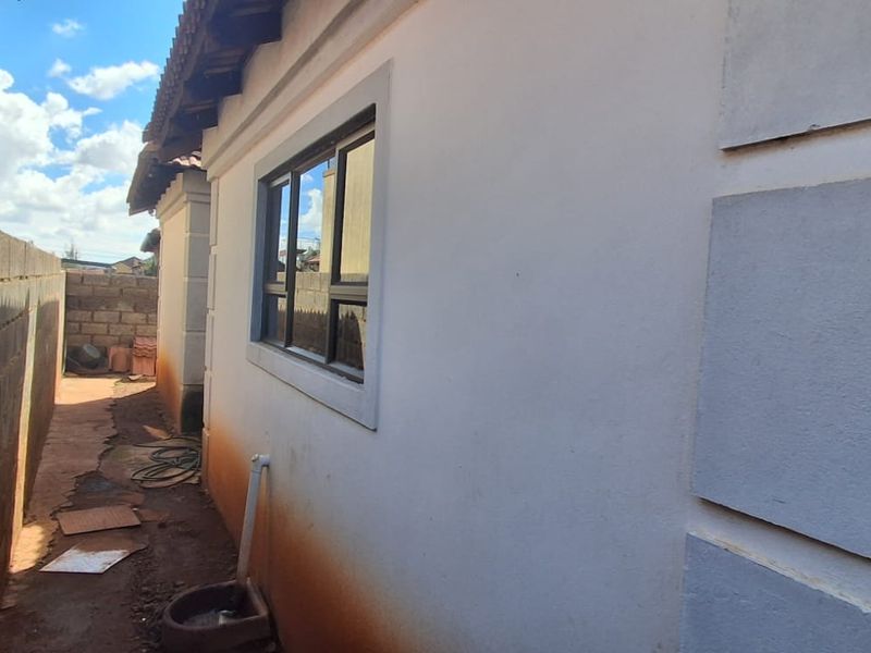 Family home - 4 Bedroom House For Sale in Protea Glen Ext11 - Photo 5