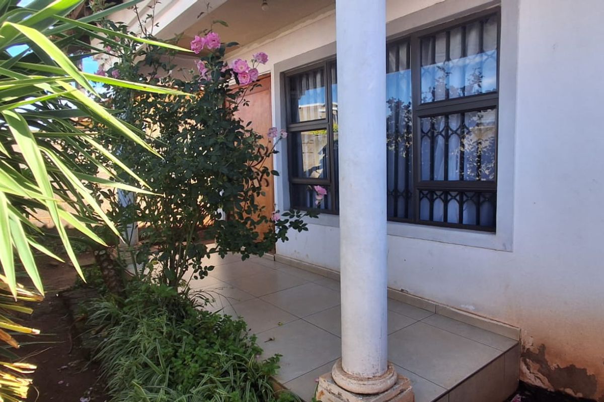 Family home - 4 Bedroom House For Sale in Protea Glen Ext11 - Photo 2