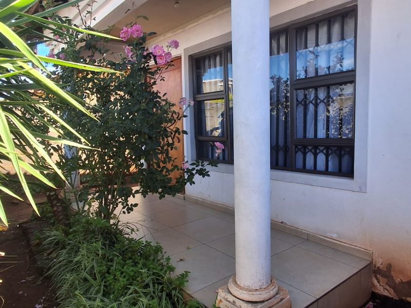 Family home - 4 Bedroom House For Sale in Protea Glen Ext11 - Photo 2