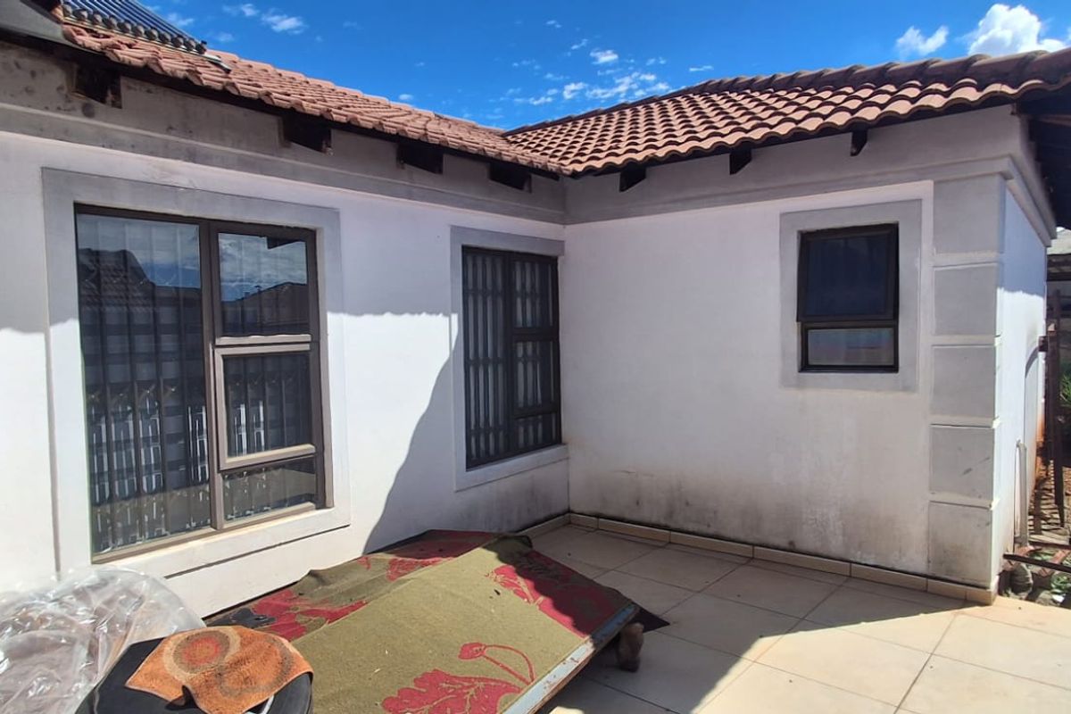 Family home - 4 Bedroom House For Sale in Protea Glen Ext11 - Photo 4