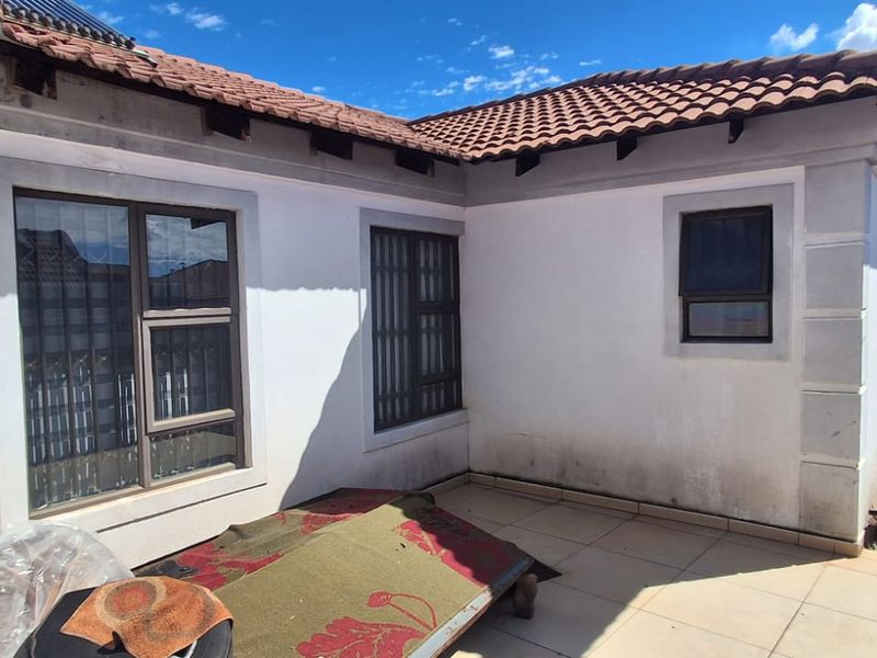 Family home - 4 Bedroom House For Sale in Protea Glen Ext11 - Photo 4