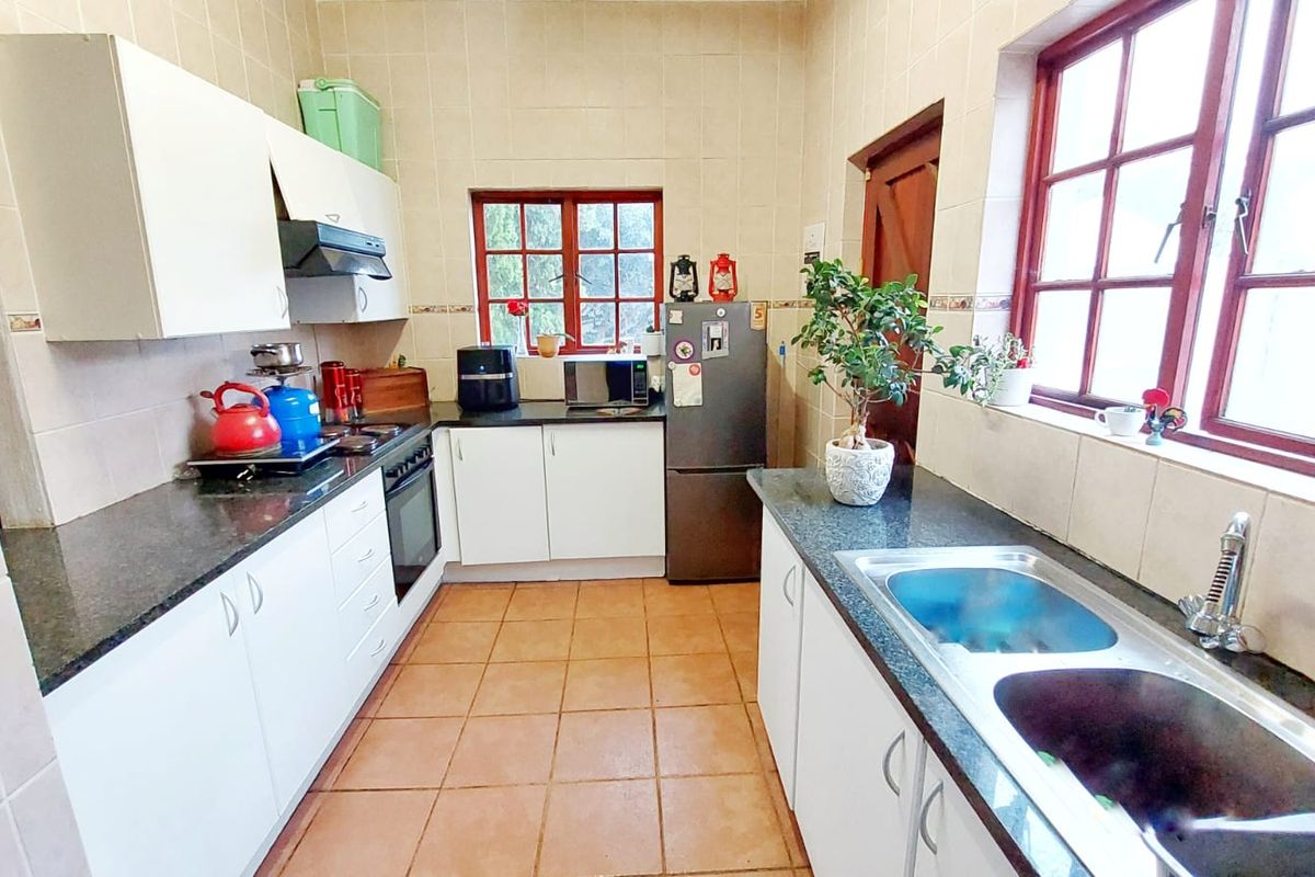 Charming Freehold Home in A Secure Estate in the sought-after Kyalami Encathment - Photo 4