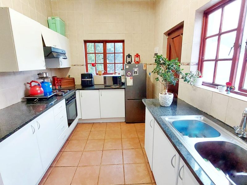 Charming Freehold Home in A Secure Estate in the sought-after Kyalami Encathment - Photo 4
