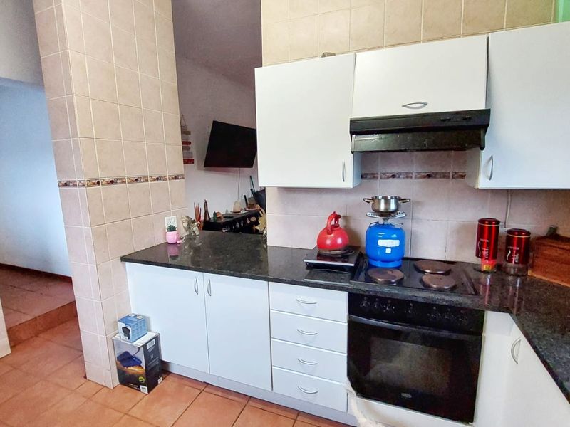 Charming Freehold Home in A Secure Estate in the sought-after Kyalami Encathment - Photo 5