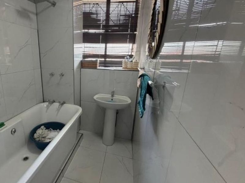 Spacious Arcadia Heights Investment Gem - Photo 5