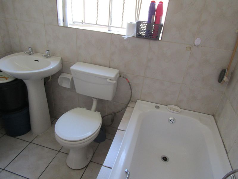 Townhouse For Sale In Johannesburg - Photo 8