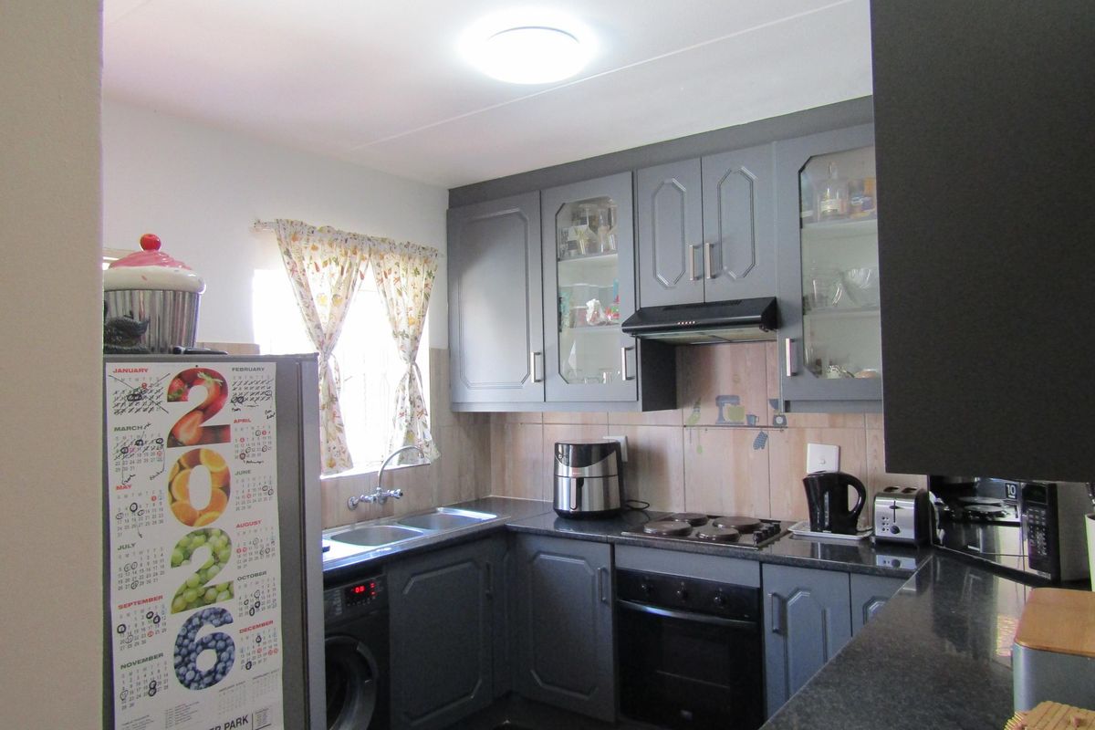 Townhouse For Sale In Johannesburg - Photo 2