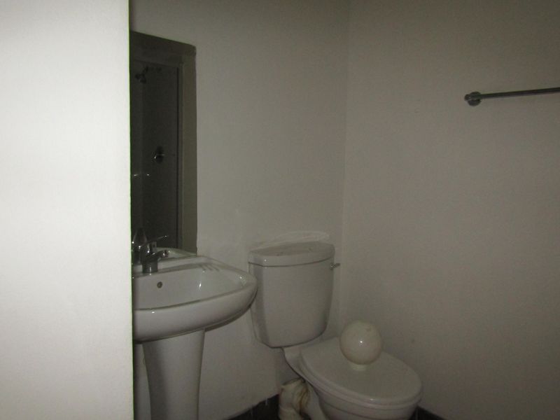 Charming Apartment for rent in vibrant Johannesburg Central—ideal for urban living! - Photo 10