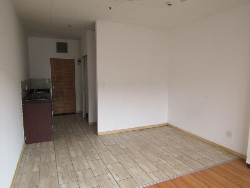 Charming Apartment for rent in vibrant Johannesburg Central—ideal for urban living! - Photo 8