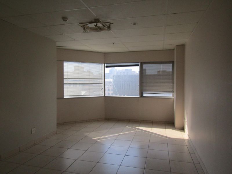Charming Apartment for rent in vibrant Johannesburg Central—ideal for urban living! - Photo 3