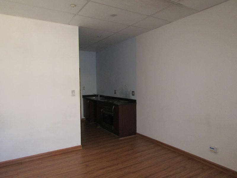 Charming Apartment for rent in vibrant Johannesburg Central—ideal for urban living! - Photo 4