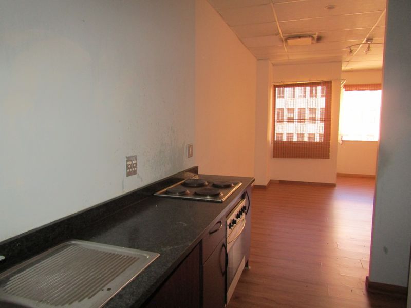 Charming Apartment for rent in vibrant Johannesburg Central—ideal for urban living! - Photo 2