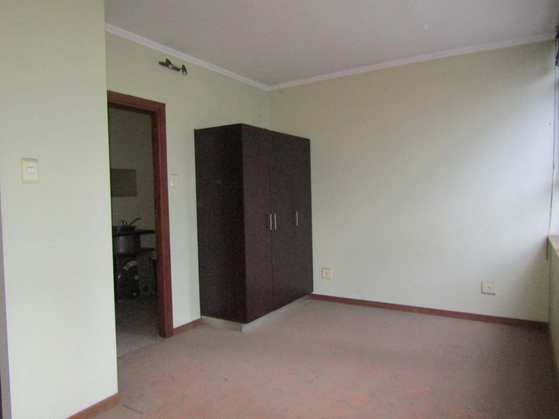 Spacious bachelor apartment available for rent in the Fashion Lofts building - Photo 3