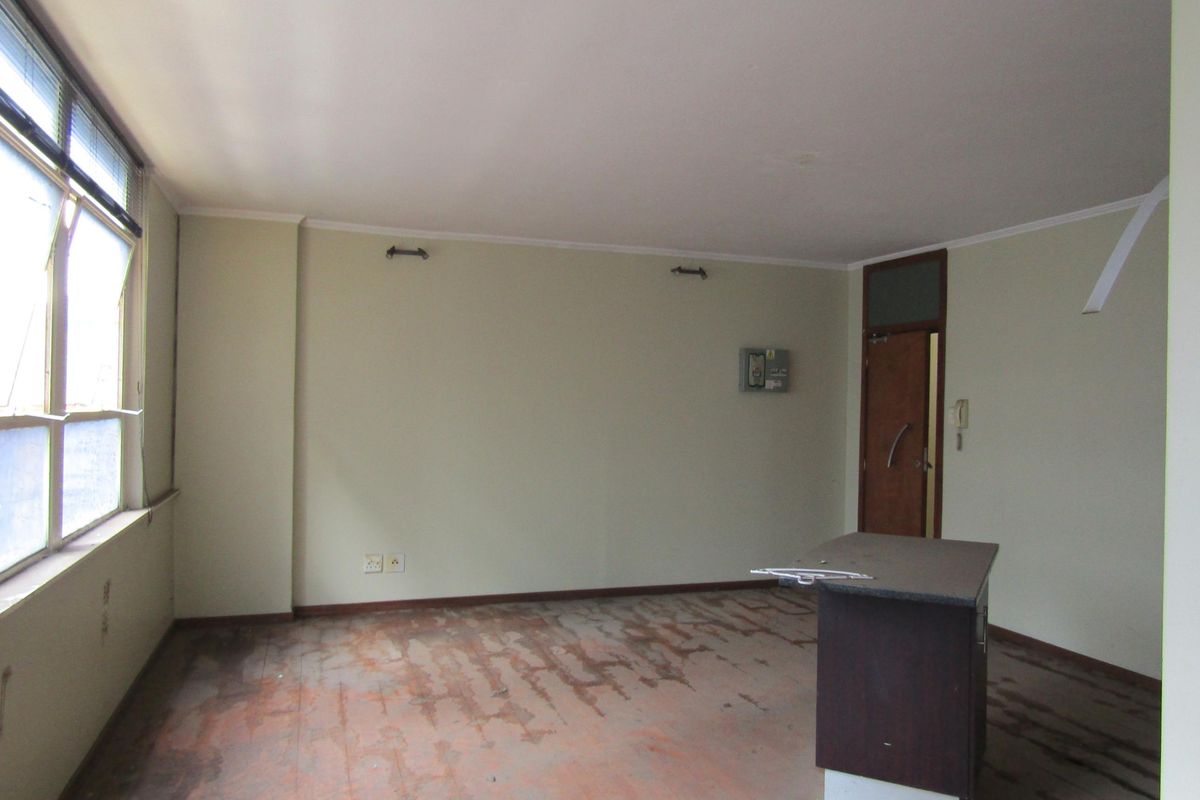 Spacious bachelor apartment available for rent in the Fashion Lofts building - Photo 2