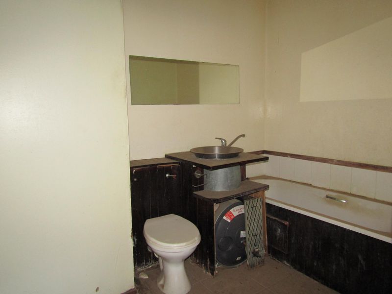 Spacious bachelor apartment available for rent in the Fashion Lofts building - Photo 9