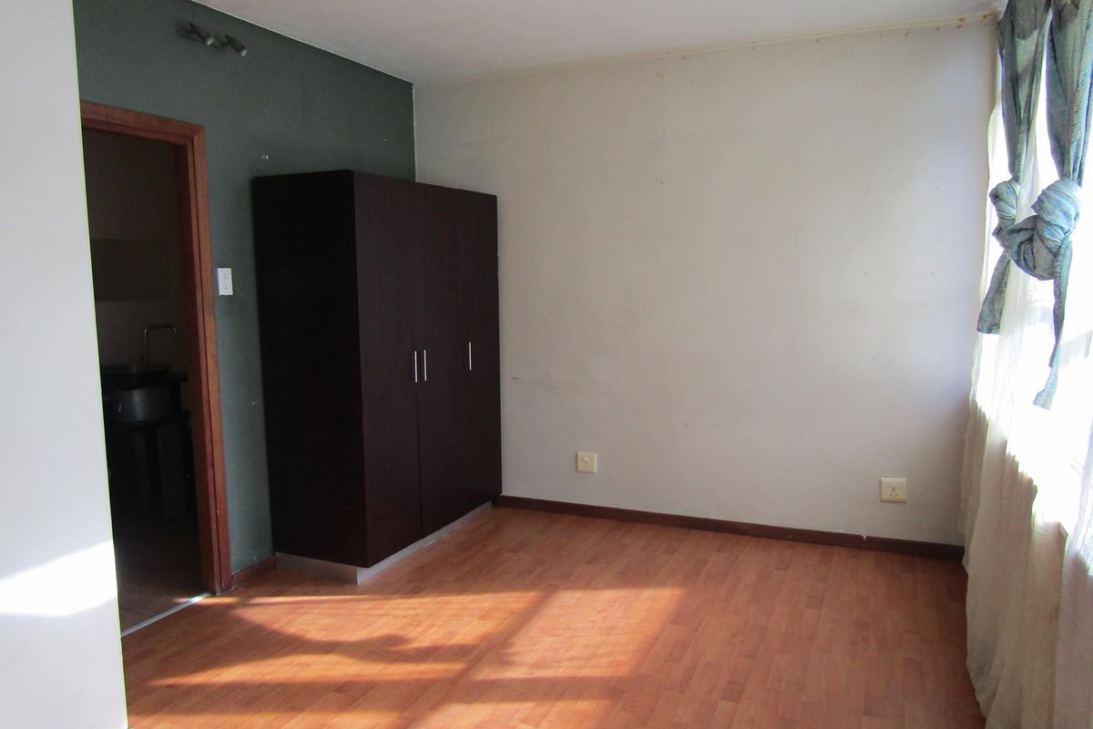 Spacious bachelor apartment available for rent in the Fashion Lofts building - Photo 5