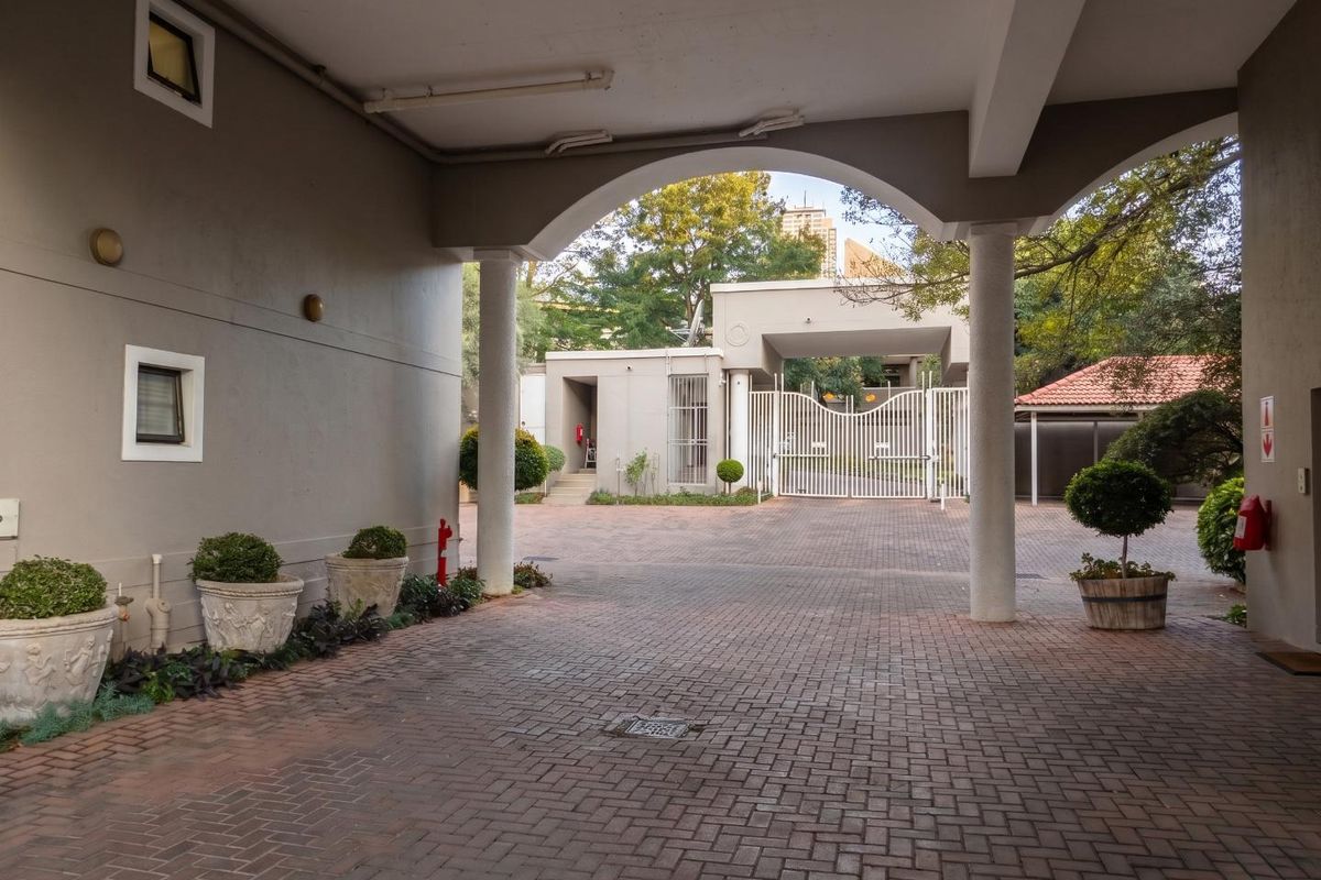 2 Bedroom Furnished Apartment To Let in Morningide, Sandton - Photo 2