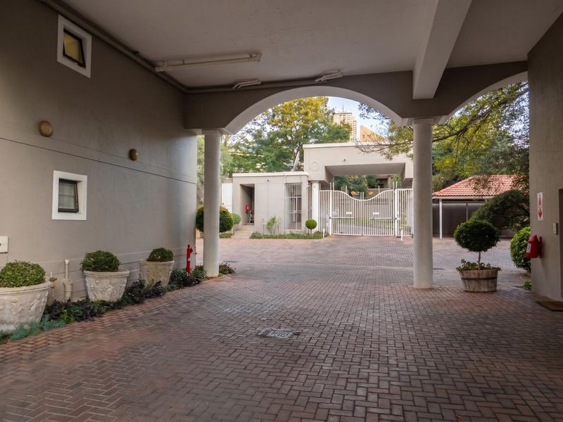 2 Bedroom Furnished Apartment To Let in Morningide, Sandton - Photo 2
