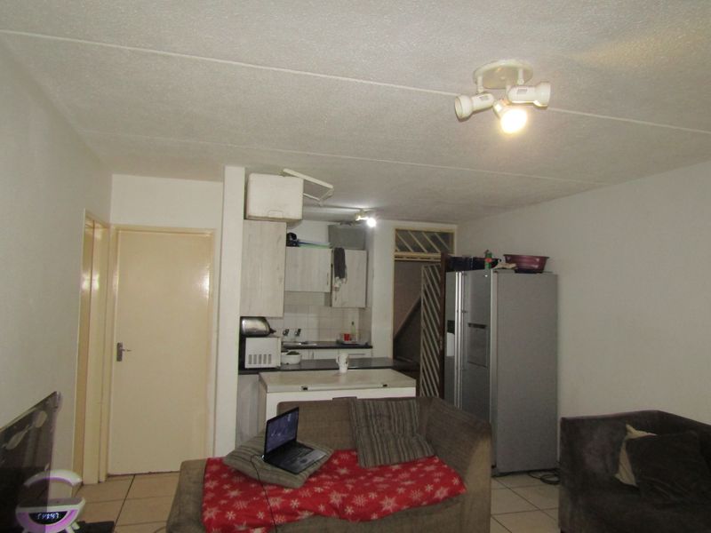 Apartment For Sale In Johannesburg - Photo 3