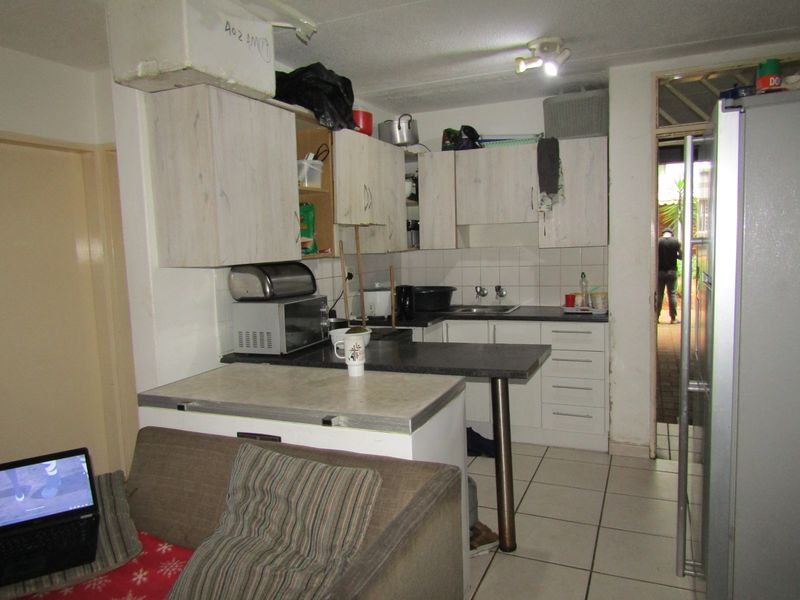 Apartment For Sale In Johannesburg - Photo 5