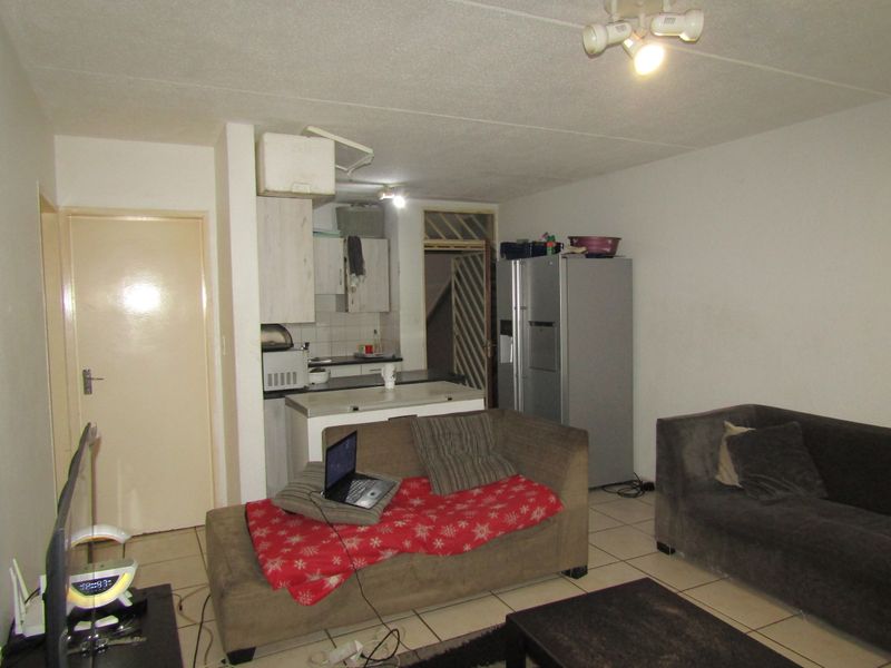 Apartment For Sale In Johannesburg - Photo 2