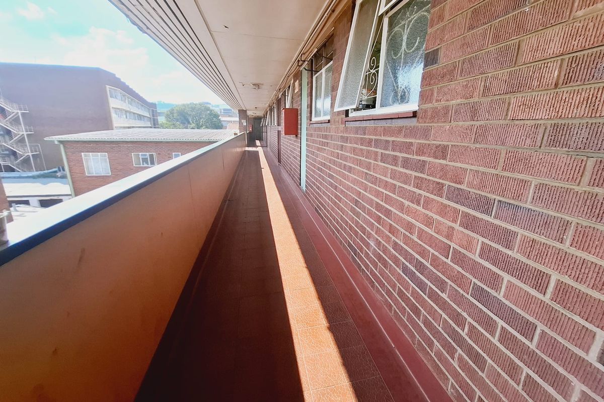 4-Bedroom Apartment – Prime Location! - Photo 4