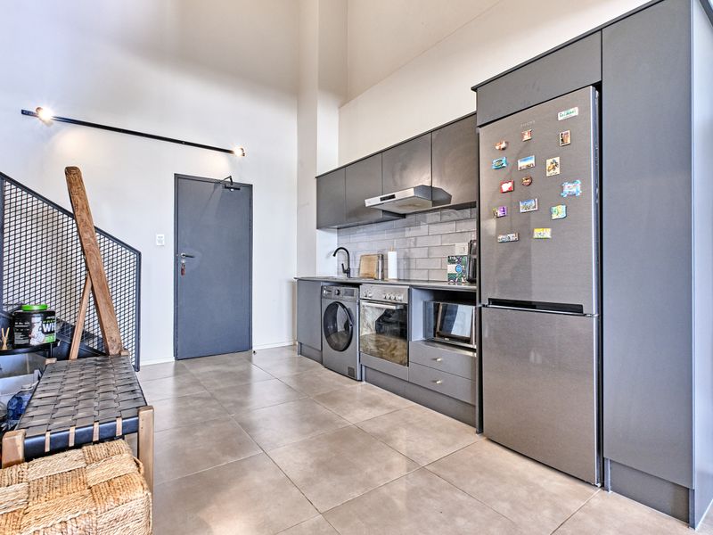 2 Bedroom Doube Storey Semi Furnished Apartment To Let in Sandown, Sandton - Photo 6